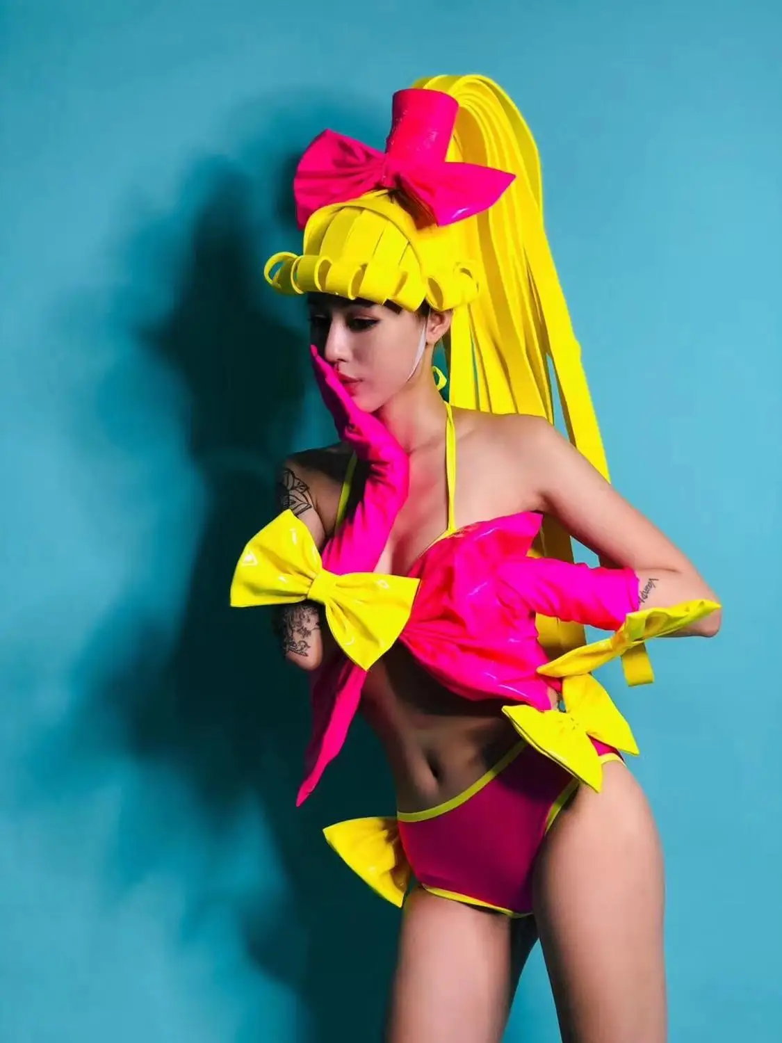 Gece kulübü bikini peruk kostüm sarı yay at kuyruğu parti dans GOGO gösterisi kostüm