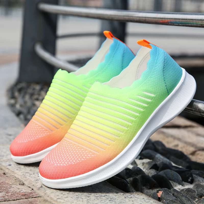 Sıcak Gökkuşağı Ultra hafif koşu ayakkabıları Kadın 2021 Yaz Nefes Bayan Spor Ayakkabı Moda Çorap Ayakkabı Spor Ayakkabı üzerinde Kayma Kadın