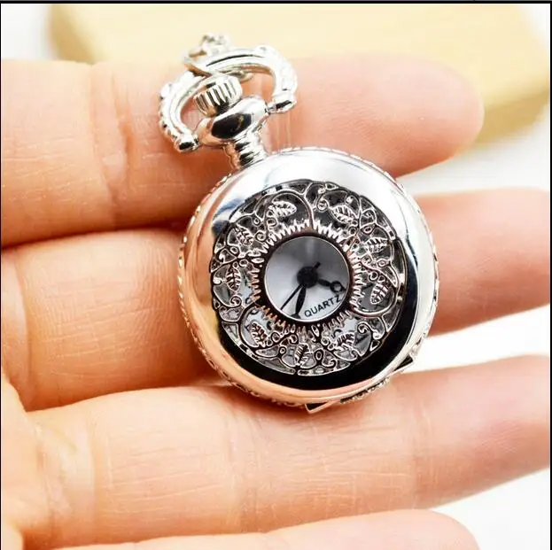 Yeni Moda kuvars Gümüş yaprak kuvars Hollow Modern saat kız kadın Kolye cep saatleri hediye