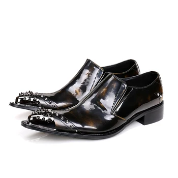 Lüks Perçin Kariyer İş Elbise Ayakkabı Erkekler Sivri Burun Patent deri ayakkabı Üzerinde Kayma moda makosen ayakkabılar Eğlence parti ayakkabıları Büyük Metre